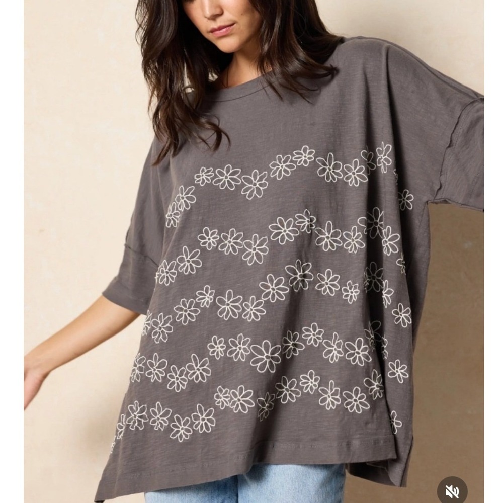 Natural Life Oversized Embroidered Daisy Tee Womens Gray White Boho